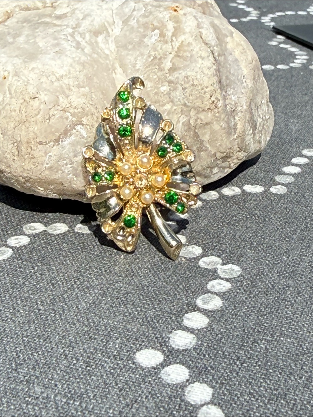 Vintage "Caro Des.",1950's MId Century Leaf Green Crystal Pearl Brooch - Picture 7 of 8